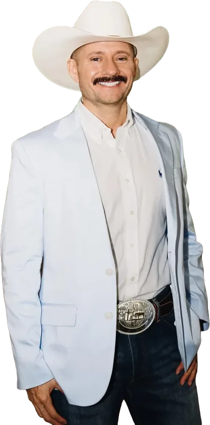 Marcos Ramírez de pie, con sombrero blanco y saco claro